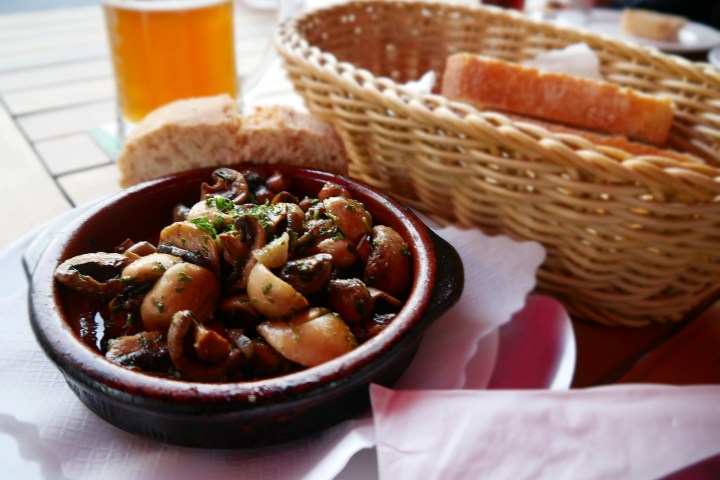 Eine Schüssel mit Champignons