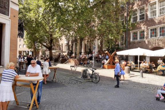 Eine Straße mit diversen Lokalen in Düsseldorf