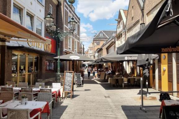 Eine Straße mit diversen Lokalen in Düsseldorf