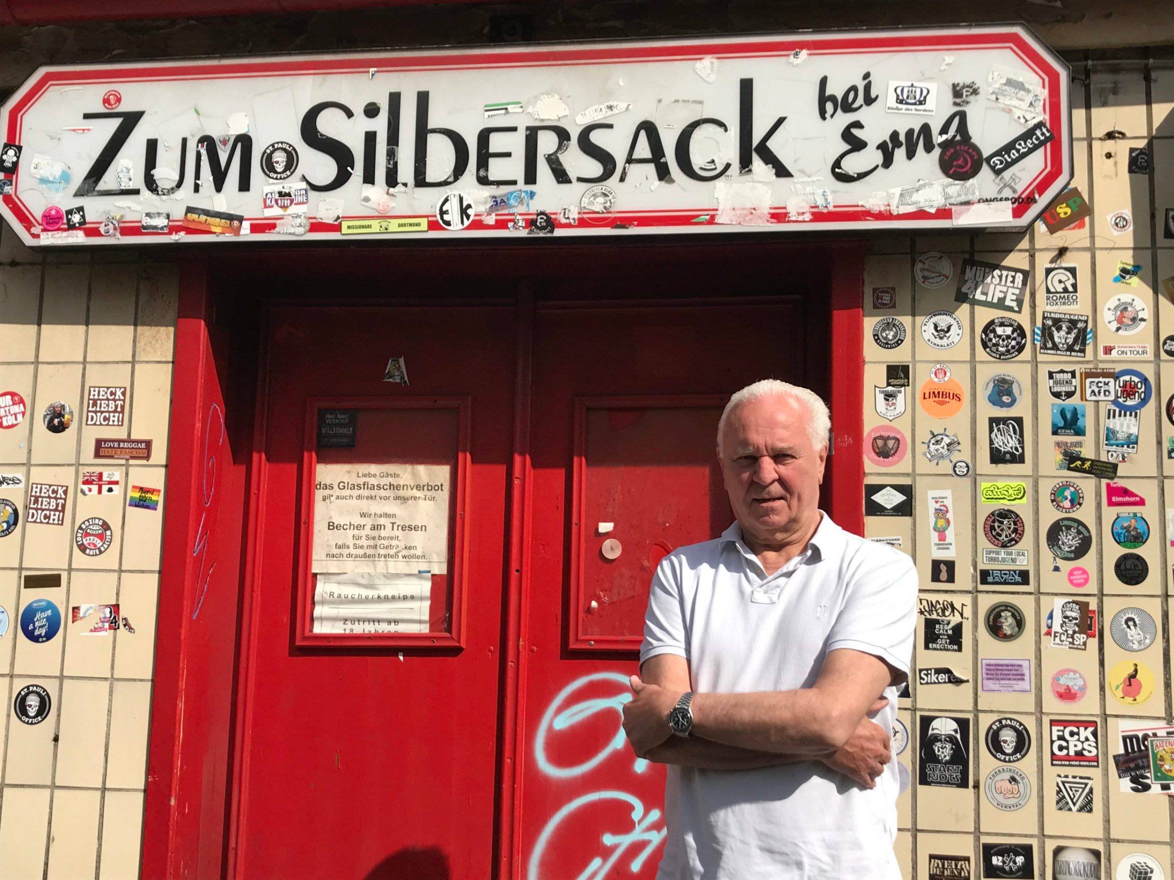 Stadtführer / Tourguide Klaus vor der Kneipe Zum Silbersack auf der Reeperbahn in dem Stadtteil St. Pauli in Hamburg