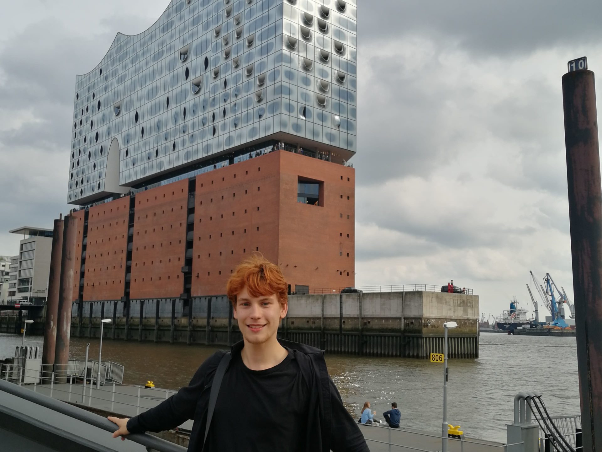 Stadtführer / Tourguide Luca vor der Elbphilharmonie in Hamburgs Stadtteil HafenCity