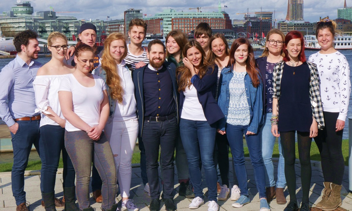 Gruppenfoto der Stadtführer und der Geschäftsleitung in Hamburgs Stadtteil HafenCity.