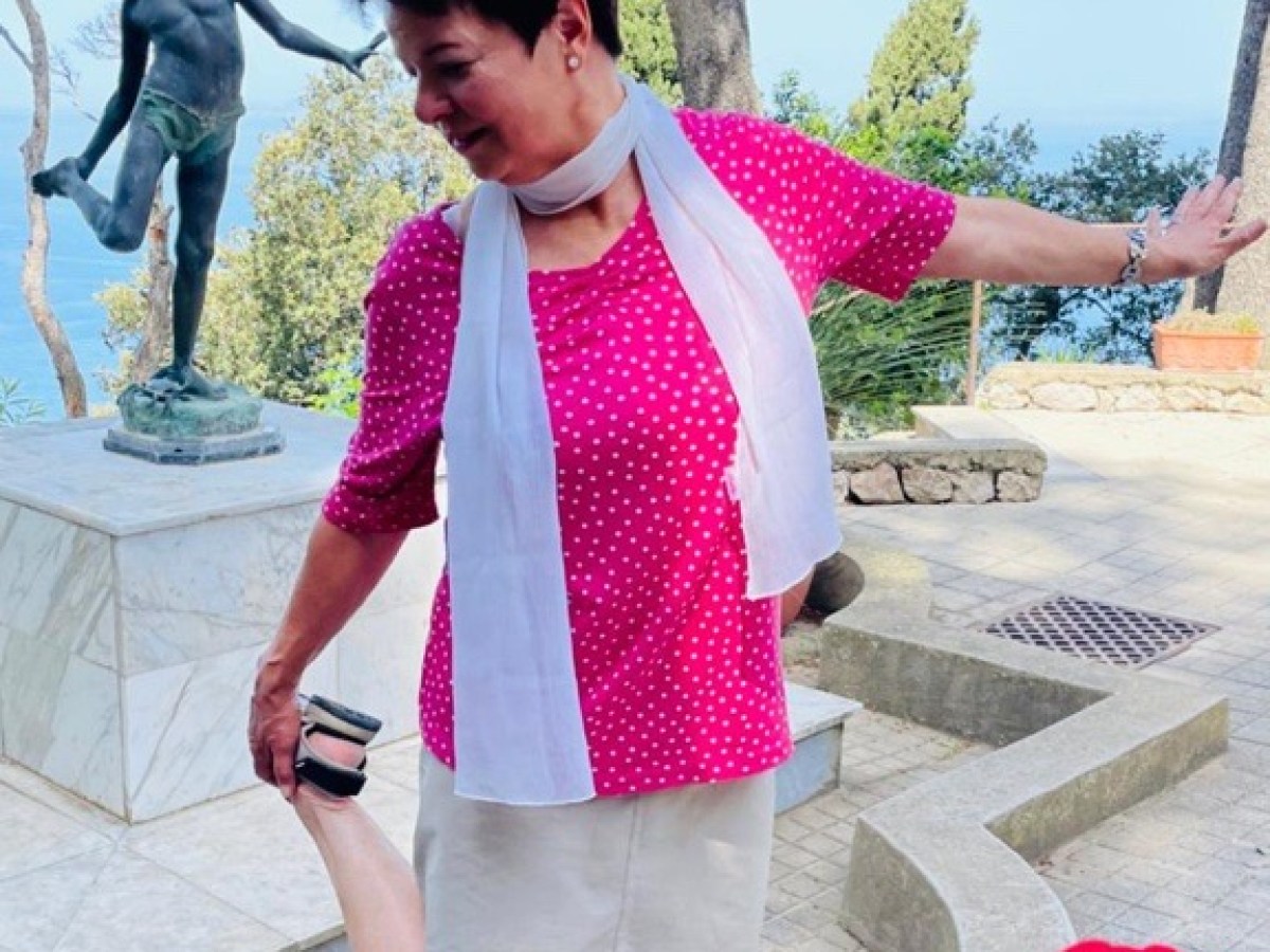 a statue of a person