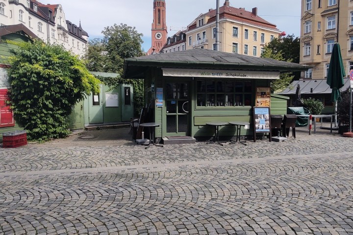 a dirt road in front of a building